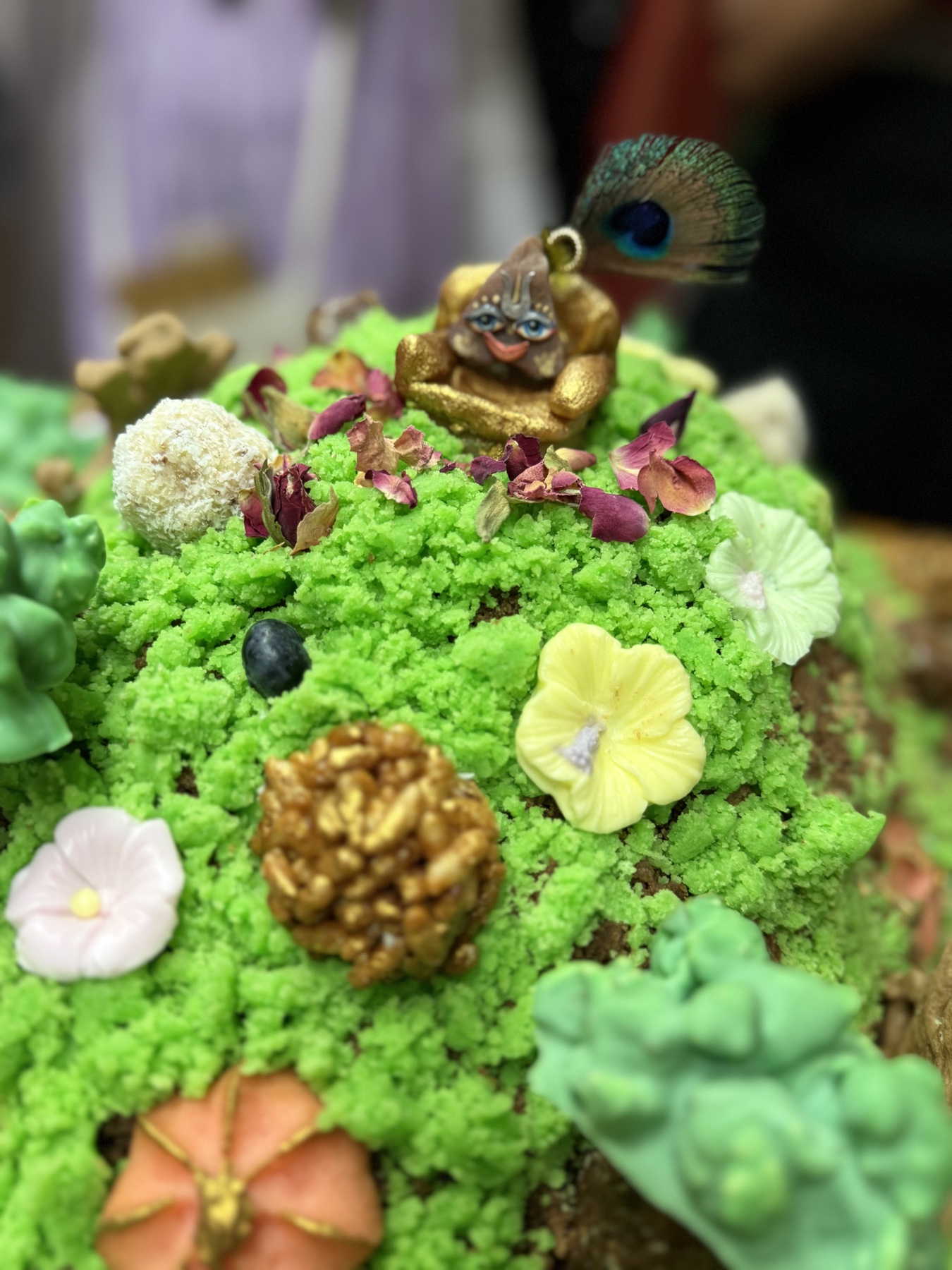 Govardhan Puja mit einer festlich geschmückten Darstellung des Govardhana-Hügels