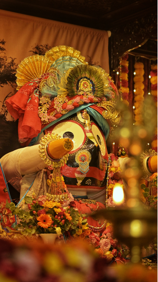 Sri Jagannatha in festlicher Kleidung und mit Blumen geschmückt