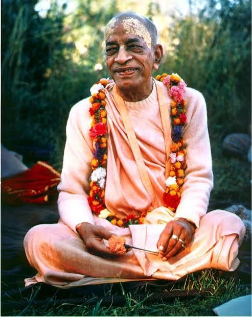 Srila Prabhupada mit einer Blumengirlande