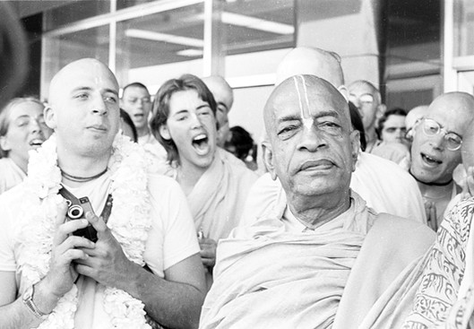 A. C. Bhaktivedanta Swami Prabhupada wird am Flughafen in San Francisco von seinen Schülern empfangen