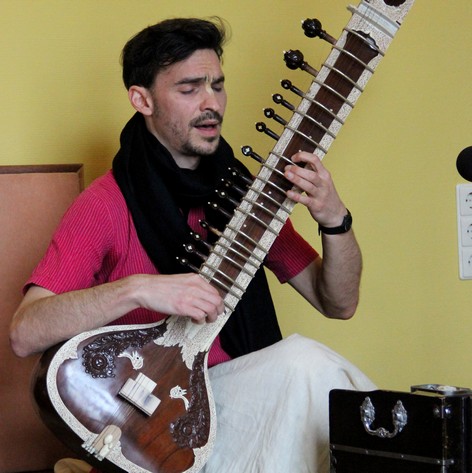 Munishvara Hari, Krishnaprana, 3 Kirtans (u.a. mit Vina) Jagannatha